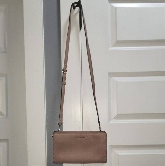 Michael Kors Crossbody Light Pink/Beige Bag with Zipper Closure and Gold Finish - Picture 2 of 8